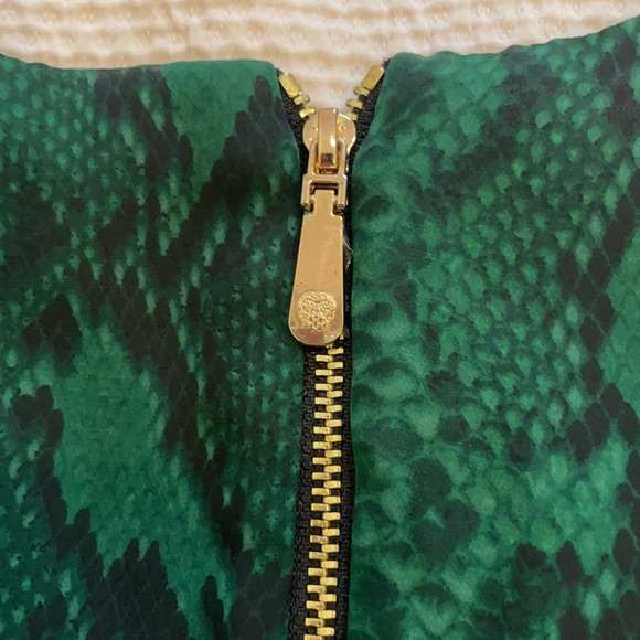 Vince Camuto Rich Green and Black Snake Print Top - Picture 3 of 4